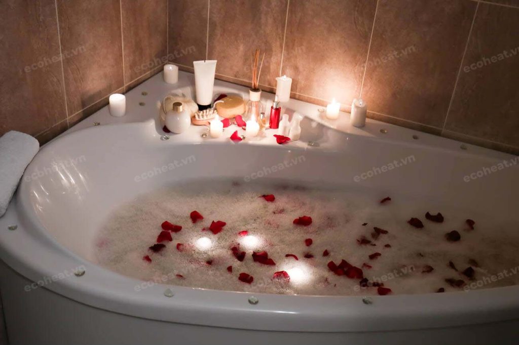 Bồn tắm góc trang trí nến hoa