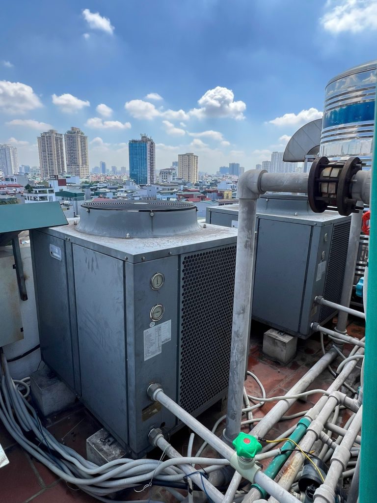 Sửa Heat Pump Deron lỗi E06 E08: kiểm tra cụm máy và đường ống tại công trình