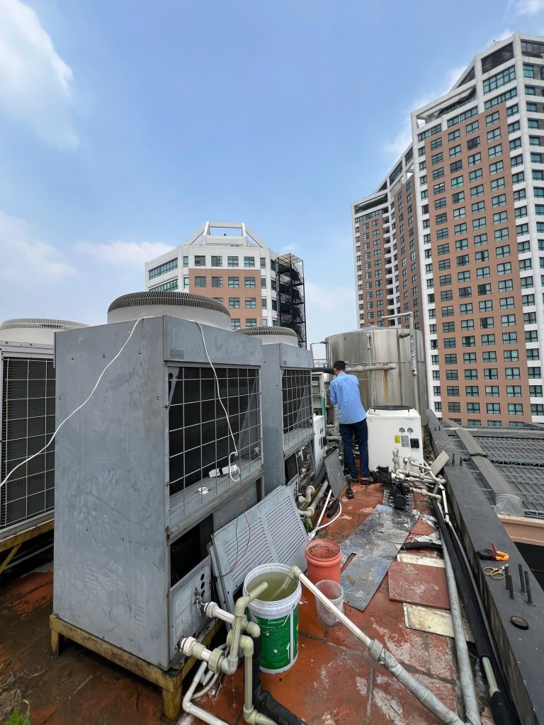 Các cụm Heat Pump Midea lắp trên sân thượng cùng hệ thống đường ống