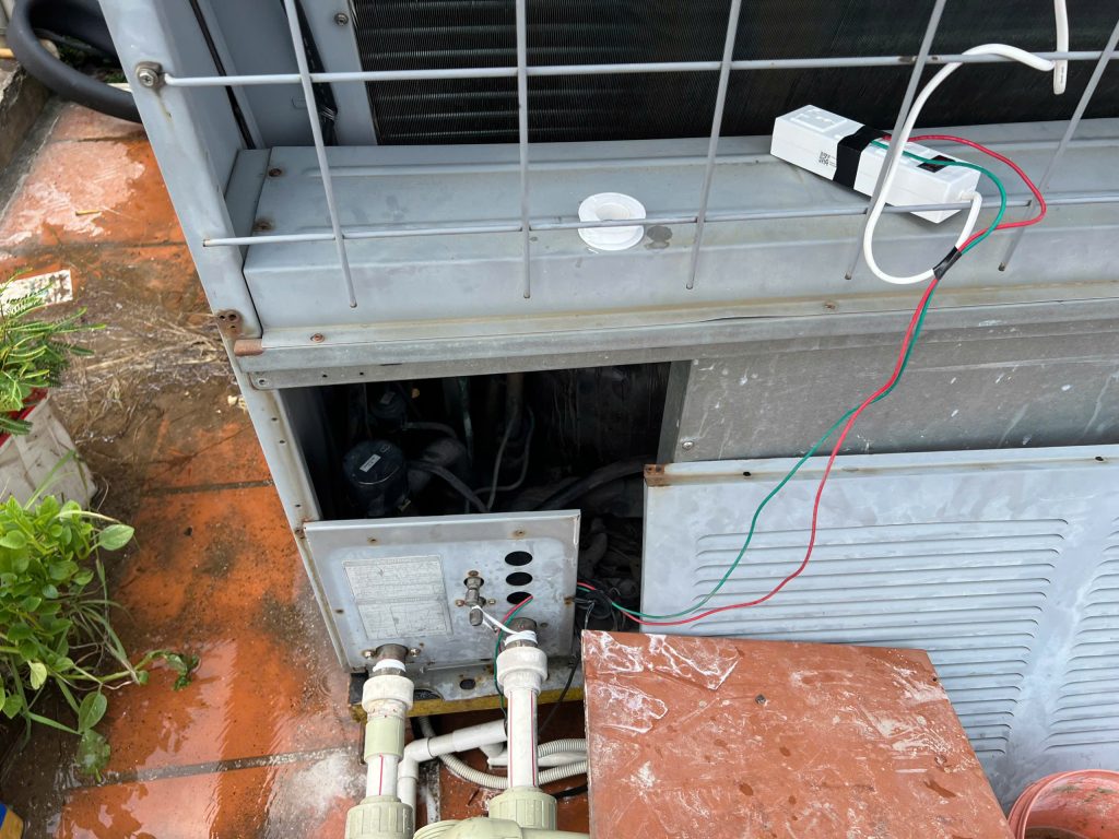 Dây kết nối và bộ điều khiển đặt cạnh cụm Heat Pump Midea trong lúc khảo sát