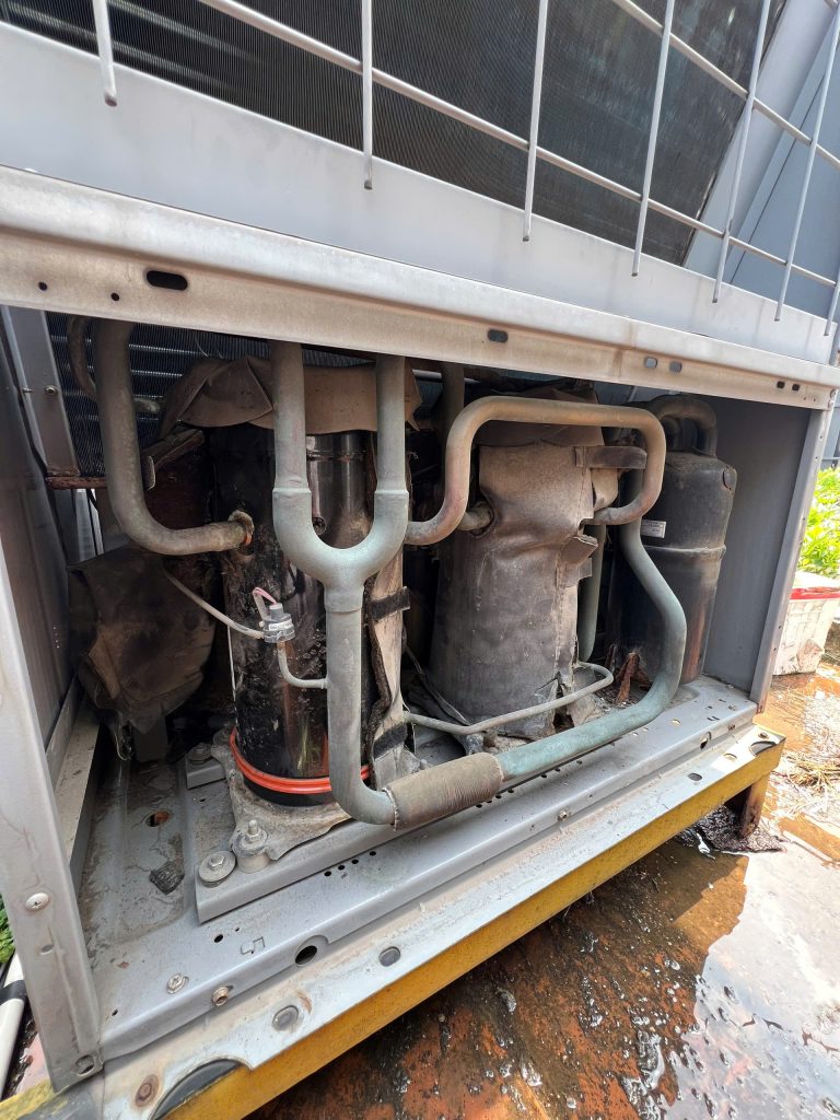 Cụm máy nén và đường ống bên trong máy bơm nhiệt Midea