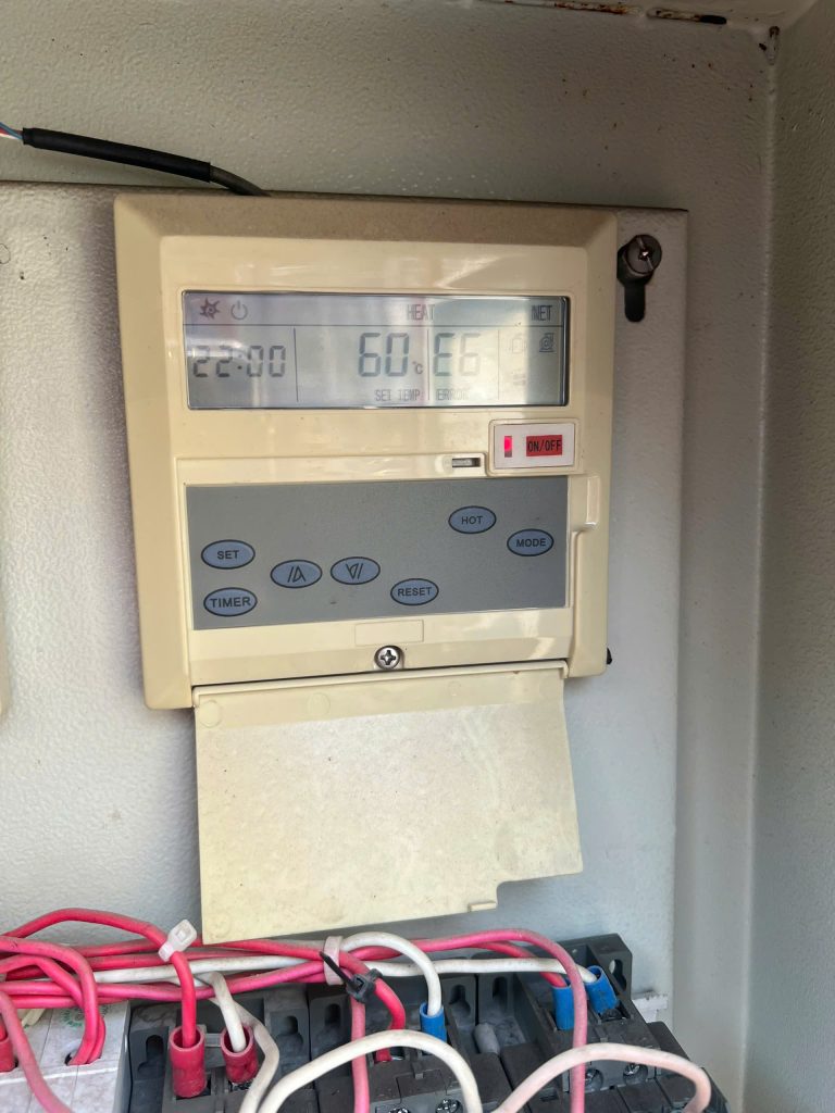 Bảo dưỡng Heat Pump Jiko 10 năm: kiểm tra và xử lý E06 1 Bộ điều khiển máy Jiko hiển thị E6 trong tủ điện tại hiện trường