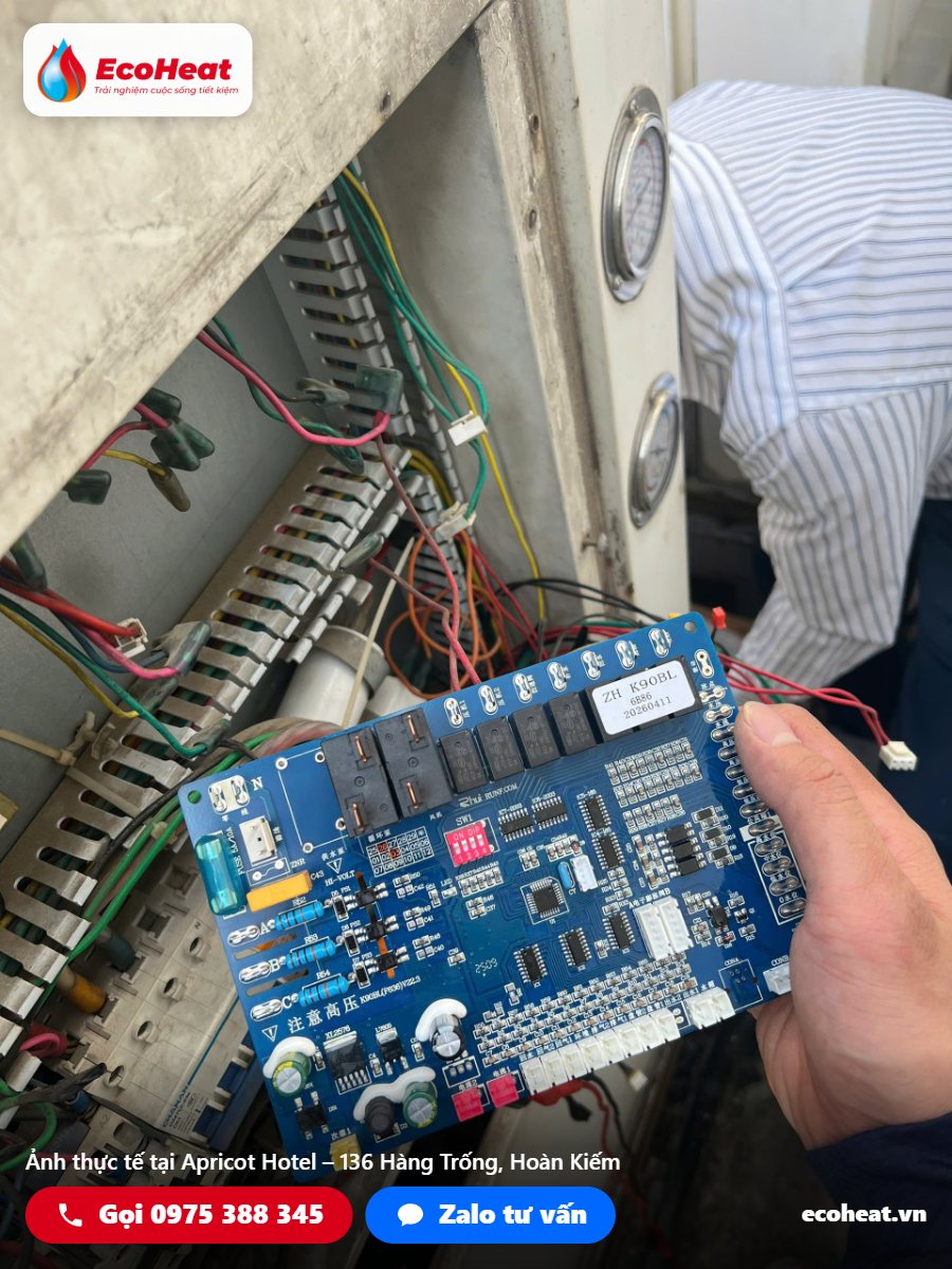 Thay bo mạch điều khiển Heat Pump Jiko: bo mạch mới ZH K90BL chuẩn bị lắp