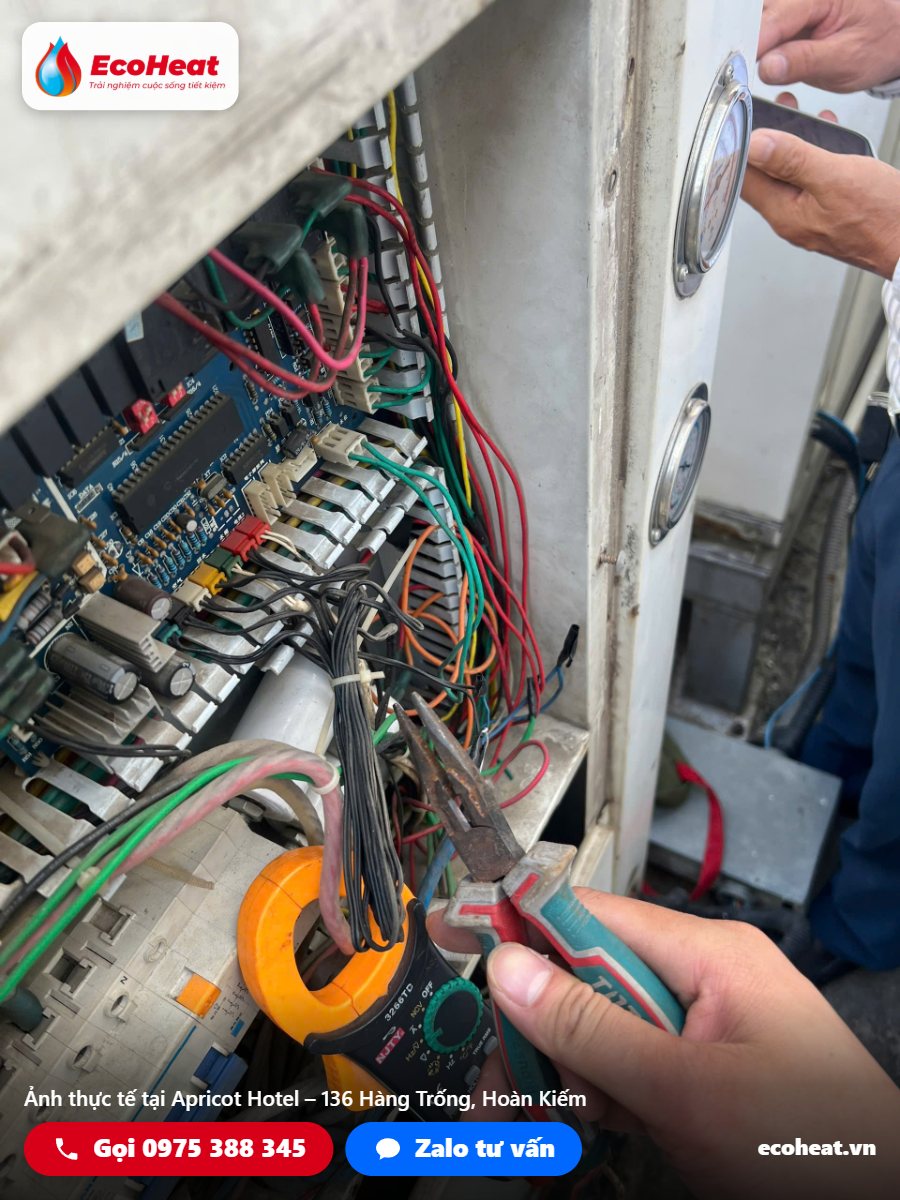 Kỹ thuật EcoHeat dùng ampe kìm đo dòng điện trong tủ điều khiển Heat Pump Jiko