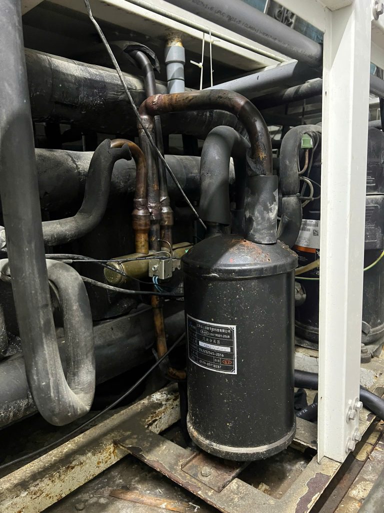Máy nén và đường ống bên trong cụm Heat Pump