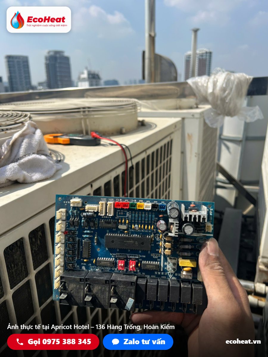 Tháo bo mạch cũ máy Heat Pump Jiko trên mái khách sạn Hàng Trống